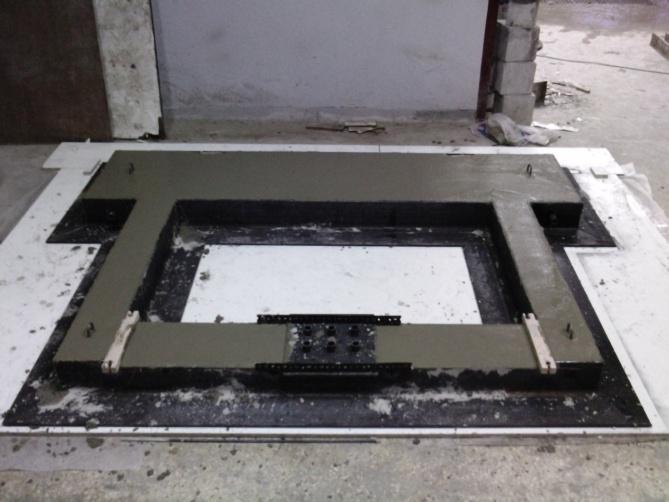 Η διατομή της βάσης (15Χ50cm) επιλέχθηκε έτσι ώστε να αποτελεί ένα πολύ δύσκαμπτο δομικό στοιχείο σε σχέση με τους στύλους και το ζύγωμα και κατά συνέπεια να μπορεί να παραλάβει όλη την ένταση της