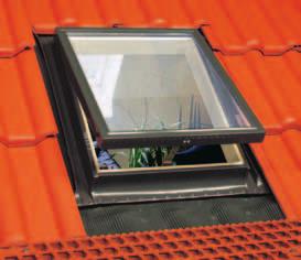 OKNA ZA IZHOD NA STREHO Za osvetlitev prostorov, predvsem pa za dostop na streho ponuja FAKRO tudi enostavna»izhodna«strešna okna.