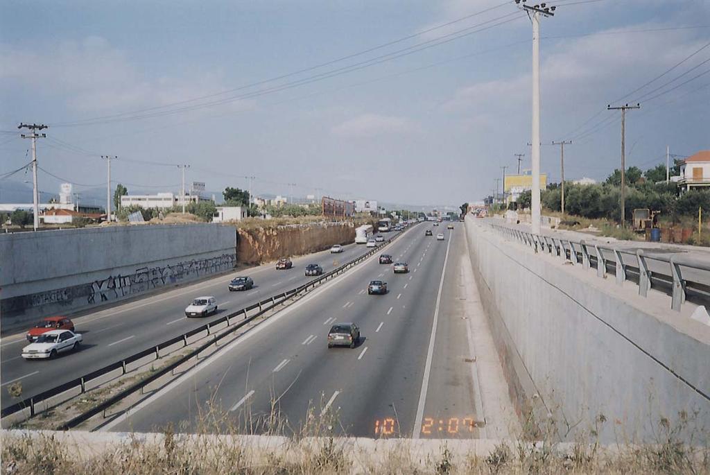 ΚΕΦΑΛΑΙΟ 4 ΒΑΣΗ ΔΕΔΟΜΕΝΩΝ Ακόμη κρίθηκε σκόπιμο να μελετηθούν τα ατυχήματα που καταγράφονται σε ευθύγραμμα και επίπεδα των εθνικών οδών Πάτρας-Αθήνας και Αθήνας- Θεσσαλονίκης καθώς θεωρήθηκε ότι με