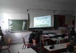 Στη συνέχεια η εκπαιδευτικός ενεργοποίησε το πρόγραμμα windows movie maker και κάλεσε τους μαθητές να διαλέξουν τη σειρά με την οποία θα έμπαιναν οι ζωγραφιές τους στην ψηφιακή αφήγηση.