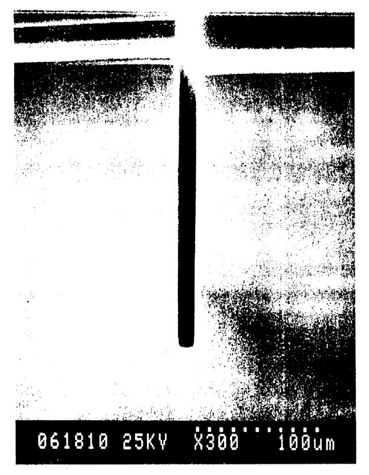 Σχήµα 2.7 : Εγχάραξη µε χρήση του parameter ramping. Εδώ το SEM δείχνει ένα αυλάκι βάθους 295µm και κρίσιµης διάστασης 12µm (25:1 λόγος ασυµµετρίας).