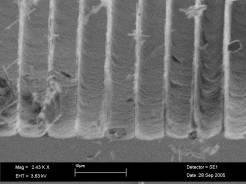 9 : Φωτογραφίες από SEM αυλακιών ονοµαστικής διάστασης 3 µm που εγχαράχτηκαν µε τη διεργασία Bosch για τις εξής συνθήκες :