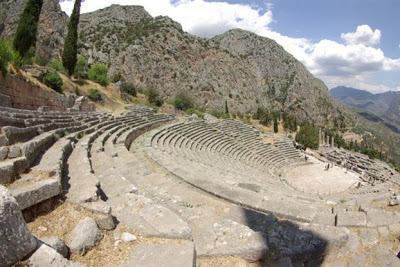 αιώνων, το συνολικό του σχέδιο και η όψη του κοίλου. Βρίσκεται μέσα στο ιερό του Απόλλωνα, στη βορειοδυτική γωνία και στη συνέχεια του περιβόλου του.