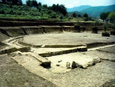οποίο σχεδιάστηκε και κτίστηκε στο δεύτερο μισό του 4ου αιώνα π.χ. Το αρχαίο θέατρο της Βεργίνας αποτελεί, μαζί με το γειτονικό ανάκτορο, τη σπουδαιότερη περιοχή της αρχαίας πόλης των Αιγών.