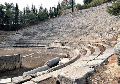 Το σκηνικό οικοδόμημα στην αρχική του μορφή ήταν κτισμένο με καλά επεξεργασμένους ασβεστόλιθους.