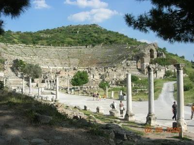 Tο κάτω τμήμα ονομάζεται θέατρο και το επάνω επιθέατρο. Άλλοτε συναντάμε ένα επιθέατρο (Δήλος, Ρόδος, Δελφοί, Μίλητος) και άλλοτε δύο (Μεγαλόπολη, Δωδώνη, Άργος, Πέργαμος, Έφεσος, Ταυρομένιον).