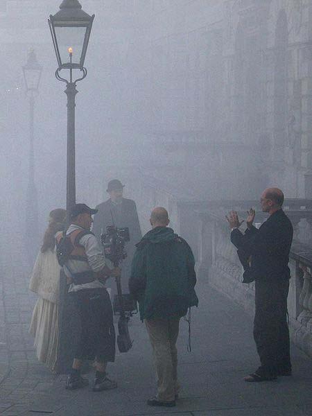 Figura CH.05.14. Smog în Londra în perioada victoriană. (sursa: Wikipedia (reconstituire de smog artificial în cadrul unui film)) Figura CH.05.15. Smog în Los Angeles.