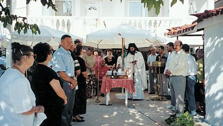 Αθανάσιος Αγιοκυπριανίτης, ὑπεύθυς τῶν Αγίων Πάντων Αγρινίου, ἐν μέσῳ ἀρκε- Επίσης, ἑώρτασε καὶ τὸ Ιερὸ Μετοχιακό μας Ναΰδριο τοῦ Προφήτου Ηλιοὺ στὴν Αὐλίδα, στὸν