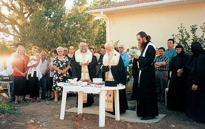 Πατέρα καὶ Μητροπολίτη τους, τὸν Σεβ. Ωρωποῦ καὶ Φυλῆς κ. Κυπριανό, Πρόεδρο τῆς Ιερᾶς Συνόδου τῶν Ενισταμένων.