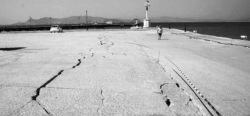 Υπάλληλοι του υπουργείου Πολιτισμού επιθεωρούν τις ζημιές στο τζαμί της Κω.