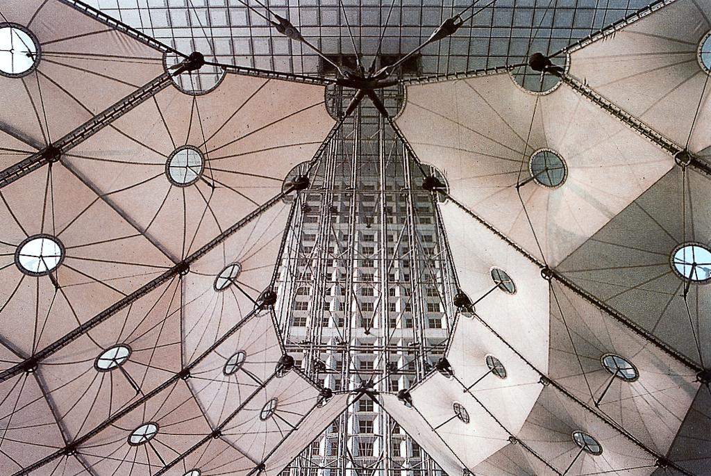 Η µοναδικότητα των κατασκευαστικών αναζητήσεων του Peter Rice συναντάται ακόµη και σε έργα µε βάση το ύφασµα. Η Εφελκυόµενη Μεµβράνη Schlumberger Montrouge Tent στο Παρίσι (1980, Αρχιτέκτων: R.