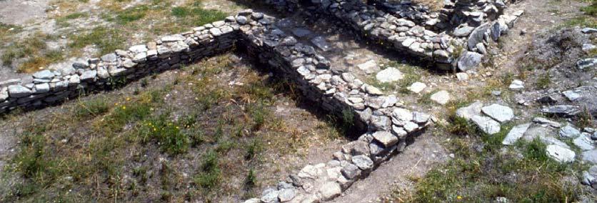 θεμέλια και με τοίχους από πηλό και ξύλα.