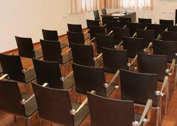 KonferenËna dvorana lahko sprejme do 100 slušateljev, možno jo je tudi pregraditi v dva seminarska prostora, poleg tega pa Vam nudimo še dodatne seminarske delavnice.