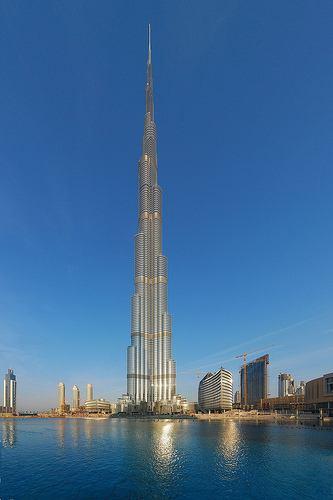 BURJ DUBAI Το Burj Khalifa (ή Burj Dubai όπως ονομαζόταν πριν),βρίσκεται στο κέντρο του Ντουμπάι. Κατασκευάστηκε από την εταιρεία SOM(Skidmore Ownings and Merrill Llp), σε μοντέρνο ρυθμό.