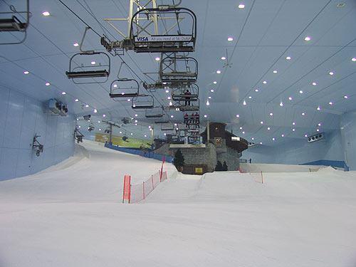 THE SKI DUBAI Το Ski Dubai είναι η μεγαλύτερη εσωτερική εγκατάσταση σκι στον κόσμo, με έκταση 22.500 τετρ. μ. και είναι επίσης κομμάτι του Εμπορικού κέντρου.