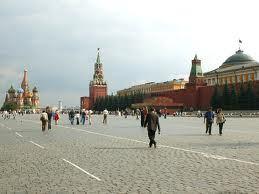 Το όνομα Κόκκινη Πλατεία δεν προέρχεται ούτε από το χρώμα των τούβλων γύρω της ούτε από την σύνδεση του κόκκινου χρώματος με τον κομμουνισμό.