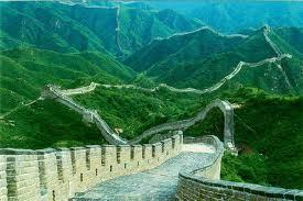 ΜΗΚΟΣ Το περίφημο Σινικό Τείχος, η μεγαλύτερη κατασκευή του ανθρώπου στον κόσμο έχει συνολικό μήκος 8.851 χιλιόμετρα και όχι 5.000χλμ που υπολογιζόταν μέχρι σήμερα.