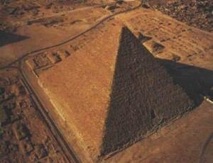 από τους πιο αξιόλογους διαδόχους του Χέοπα. Μυκερίνος Η τρίτη ήταν η πυραμίδα του Μυκερίνου, διαδόχου του Χεφρήνου, η οποία είναι ακόμα μικρότερη στο ύψος.