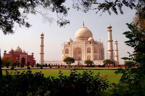 ΕΙΣΑΓΩΓΗ Το Τατζ Μαχάλ (Taj Mahal) είναι ένα περισπούδαστο κτιριακό συγκρότημα που βρίσκεται στην Ινδία, κτισμένο στη νότια όχθη του ποταμού Γιαμούνα κοντά στη πόλη Άγκρα.