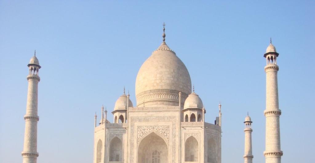 κόκκινου αμμόλιθου είναι γενικά χαρακτηριστικό της αυτοκρατορικής Mughal αρχιτεκτονικής αλλά εδώ συναντάται με ασύγκριτη εκλέπτυνση.