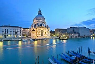 Στη διάρκεια του αιώνα αυτής της εκπληκτικής καλλιτεχνικής ζωτικότητας, η Βενετία άρχισε να χάνει τη πρωτοκαθεδρία της.
