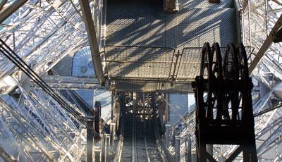ΕΙΣΑΓΩΓΗ Ο πύργος του Άιφελ (Στα γαλλικά: La Tour Eiffel) είναι το σήμα κατατεθέν της Γαλλίας.