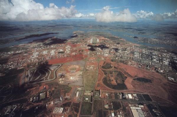 Brasilia (1957): Lucio Costa και Oscar Niemayer Όπως συνοψίζει ο ίδιος ο Lucio Costa το σχέδιο της Brasilia χαρακτηρίζεται από απλότητα και