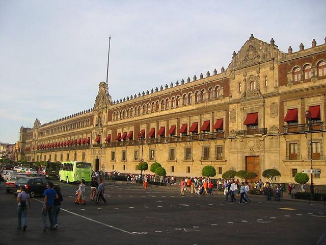 Την πλατεία περιβάλλουν μοναδικά μνημεία, χαρακτηριστικά κτίσματα των πολιτισμών που σημάδευσαν την ιστορία του τόπου.