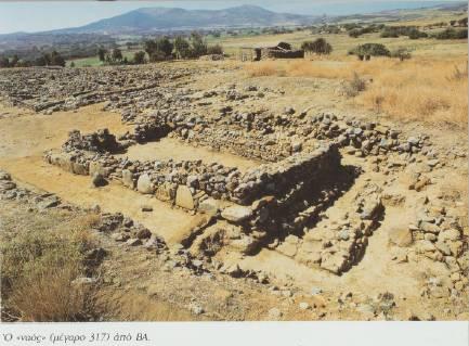 επειδή έχει σταθερό προσανατολισμό στις φάσεις της Πολιόχνης, θεωρήθηκε ναός.