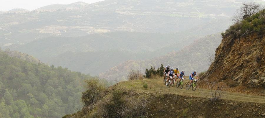 Λευκωσία - Πιτσιλιά Αυτή η διαδρομή των 25 χιλιομέτρων ανεβαίνει στο Δάσος Μαχαιρά και στην περιοχή της Πιτσιλιάς.