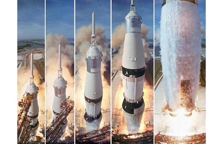 APOLLO 11 Κατά τη διάρκεια του ταξιδιού προς τη Σελήνη Το Apollo 11, αφού περιστράφηκε μια φορά γύρω από την Γη, ο κινητήρας της τρίτης βαθμίδας εκτόξευσε το Apollo προς την Σελήνη.