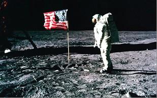 Θεωρίες συνωμοσίας για την προσελήνωση της 21ης Ιουλίου 1969 (3) Στις φωτογραφίες η αμερικανική σημαία που τοποθετήθηκε φαίνεται να κυματίζει.
