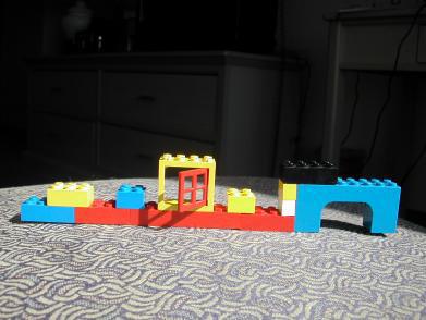 είναι τόσο διασκεδαστικά και απλά ώστε και τα παιδιά ακόµη µπορούν να τα συναρµολογήσουν Σχήµα 1: Συναρµολόγηση τούβλων LEGO Η υπόθεση που προκύπτει από τη µεταφορά, ότι αυτές οι τρεις ιδιότητες