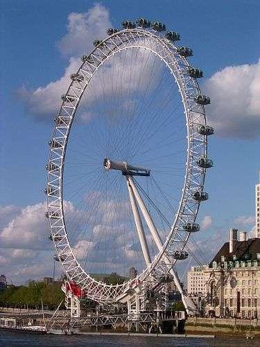 LONDON EYE Με ύψος 135μ και δίπλα στον Τάμεση αυτή η τεράστια ρόδα προσφέρει μία καταπληκτική θέα όλης της περιοχής του Λονδίνου.