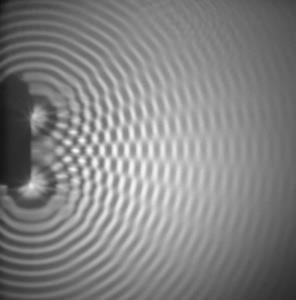 4. A. Σε μια εργαστηριακή λεκάνη κυμάτων (ripple tank) προκαλούνται κυκλικά κύματα από δύο πηγές, που είναι σε φάση, τα οποία συμβάλλουν (εικόνα).