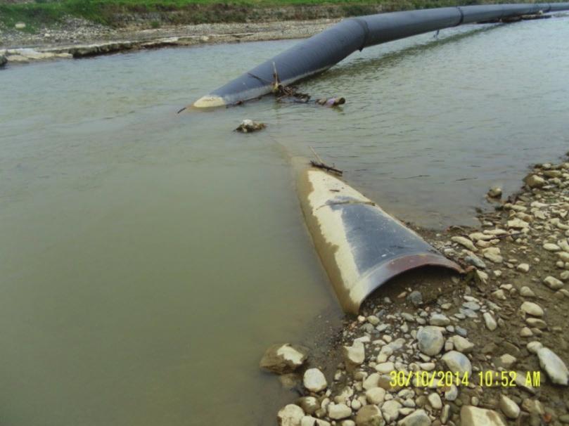 Слика 11. Оштећен магистрални цевовод у Ваљеву (фото. А. Анђелковић) Figure 11. The damaged main pipeline in Valjevo (photo. A.