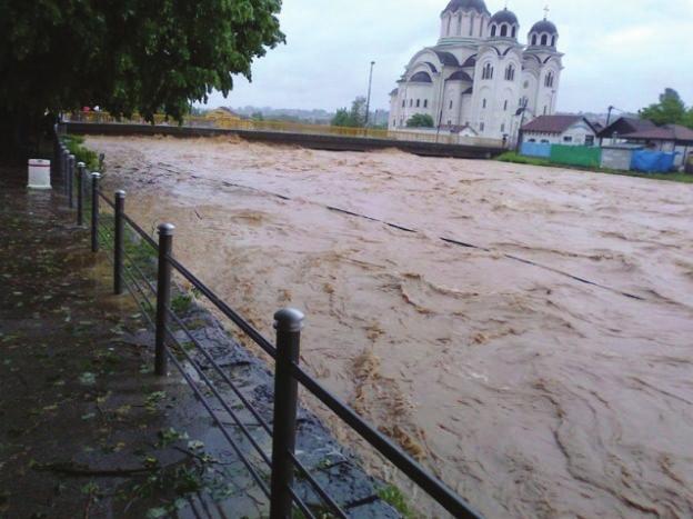 око 3.600 km². Средње годишњи протицај Колубаре је Q=31. Слика 2. Поплава у Ваљеву - деоница на којој је вршена конструкција поплавног таласа (фото: А. Анђелковић, 16.5.2014) Figures 2.