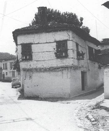 ανθρώπινες σχέσεις ανθρώπινοι χαρακτήρες Η θεια μας η Αγγελική έβγαινε ακόμα στην πόρτα της. Οι διαβάτες είχαν αραιώσει πολύ.