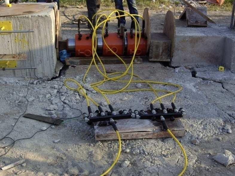 7 Σχήµα 3. Μετακίνηση του πασσάλου και εικόνα αποκόλλησης από το περιβάλλον έδαφος κατά την επιβολή του µέγιστου φορτίου. Σχήµα 4.