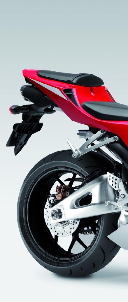 cover story EICMA 2012 honda CBR600RR Κάποτε ξεχωρίζαμε τα μοντέλα των γιαπωνέζικων supersport από τα εξάμηνα, ούτε καν τη χρονιά, τώρα πια χαιρόμαστε όταν τους αλλάζουν ένα φλασάκι.