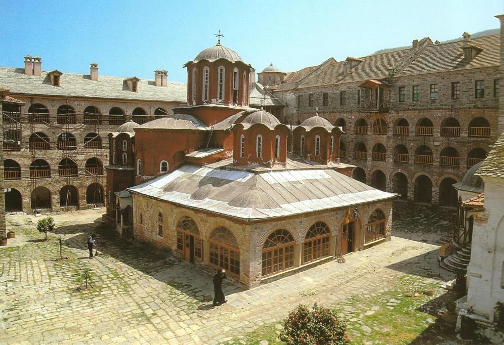 Ιερά Μονή Κουτλουμουσίου (1) Η Μονή βρίσκεται σε απόσταση 500μ από τις Καρυες. Ιδρύθηκε τον 13ο αι. από τον Κωνσταντίνο, εκχριστιανισμένο γιο του Αζζεδίν Β. της οικογένειας Κουτλουμούς.