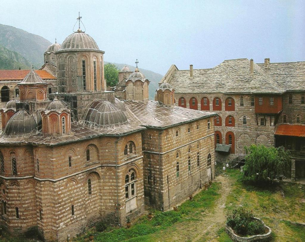 Ιερά Μονή Ξηροποτάμου (2) Μετά την πτώση του Βυζαντίου, οι τουρκικές επιδρομές καθώς και δυο μεγάλες πυρκαγιές στα 1507 και 1609, επιφέρουν βαρύτατα πλήγματα στη Μονή.