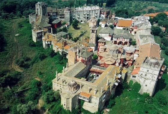 Ιερά Μονή Βατοπεδίου (1) Η Μονή κτίσθηκε στο Β μισό του 10ου αιώνα από τρεις μοναχούς τον Αθανάσιο, τον Νικόλαο και τον Αντώνιο από την Αδριανούπολη.