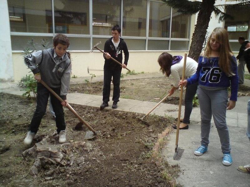 Σε παιδαγωγικό επίπεδο Η βιωματική εκπαίδευση στους σχολικούς κήπους δημιουργεί: ενδιαφέρον για μάθηση, ψυχολογική ανάπτυξη, καλή