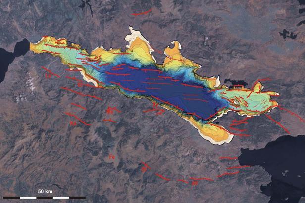 Δορυφορική φωτογραφία LANDSAT της Κεντρικής Ελλάδας και βυθομετρία του Κορινθιακού Κόλπου, όπως χαρτογραφήθηκε από τους ερευνητές του Ελληνικού Κέντρου Θαλάσσιων Ερευνών με τα σύγχρονα όργανα του