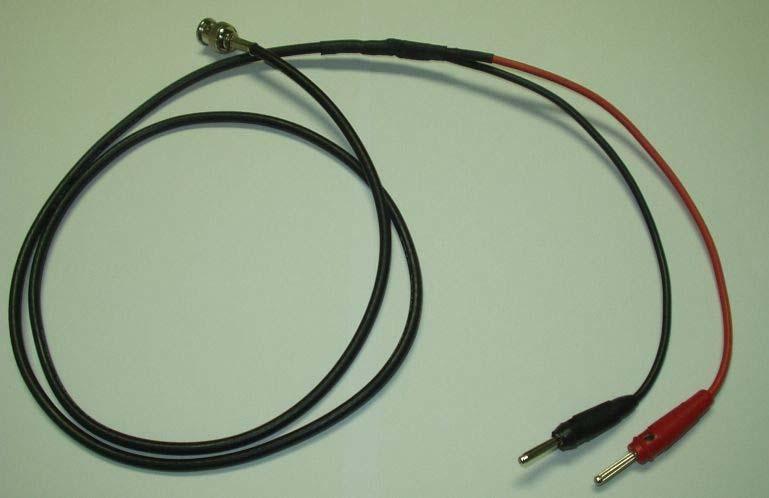 Koaksijalni kabel s razdvojenim vodičima u "banana" utikače. Vanjski (uzemljeni) vodič je spojen na crni utikač. Pri spajanju sklopa treba paziti da u strujnom krugu bude samo jedna točka uzemljenja.