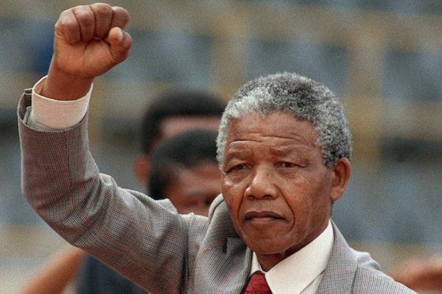 Αποφυλακίστηκε το 1990 και αμέσως παρότρυνε τις ξένες δυνάμεις να μην ελαττώσουν την πίεση που ασκούσαν στη νοτιοαφρικανική κυβέρνηση για συνταγματική