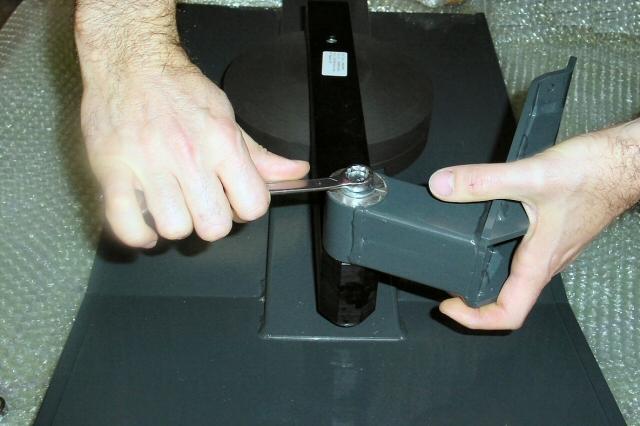 Με ένα κλειδί των 13mm ξεβιδώστε τη βίδα που είναι στερεωμένη στον αναβολέα στο βραχίονα και αφαιρέστε τον αναβολέα (Εικόνα 5-6). 3.