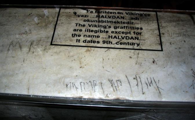 Рунски натпис во Св. Софија Халфтан беше тука нова порта катастрофално (зборот е старогрчки и значи лоша ѕвезда ) го победува ромејскиот цар Василиј Втори. Тој, пак, во 988 г.