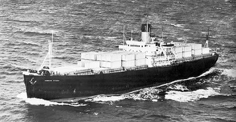 Ένας ακόμα πρωτοπόρος υπήρξε μια ναυτιλιακή εταιρεία στις δυτικές ακτές των ΗΠΑ, η Matson Navigation Co, η οποία άρχισε να μετατρέπει φορτηγά πλοία με στόχο τη μεταφορά εμπορευματοκιβωτίων στο